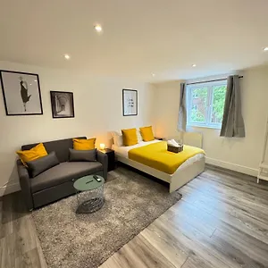  Guest house En-suite Bedroom For Up To 4! Sofa Bed - Near Stratford